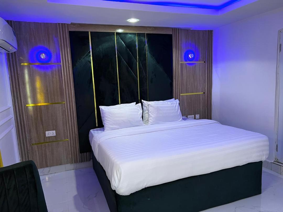 Villa Palazzo Hotel 2 Ikeja Bagian luar foto